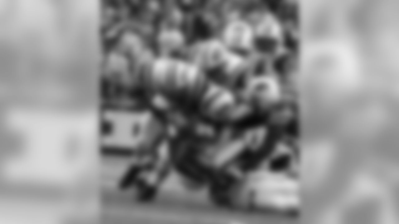LBs Matt Chatham and Brad Kassell make a tackle in a 28-20 Jets win over the Bills. The Jets have a chance to advance to 2-1 overall and 1-1 in the division, as they did with this '06 game.