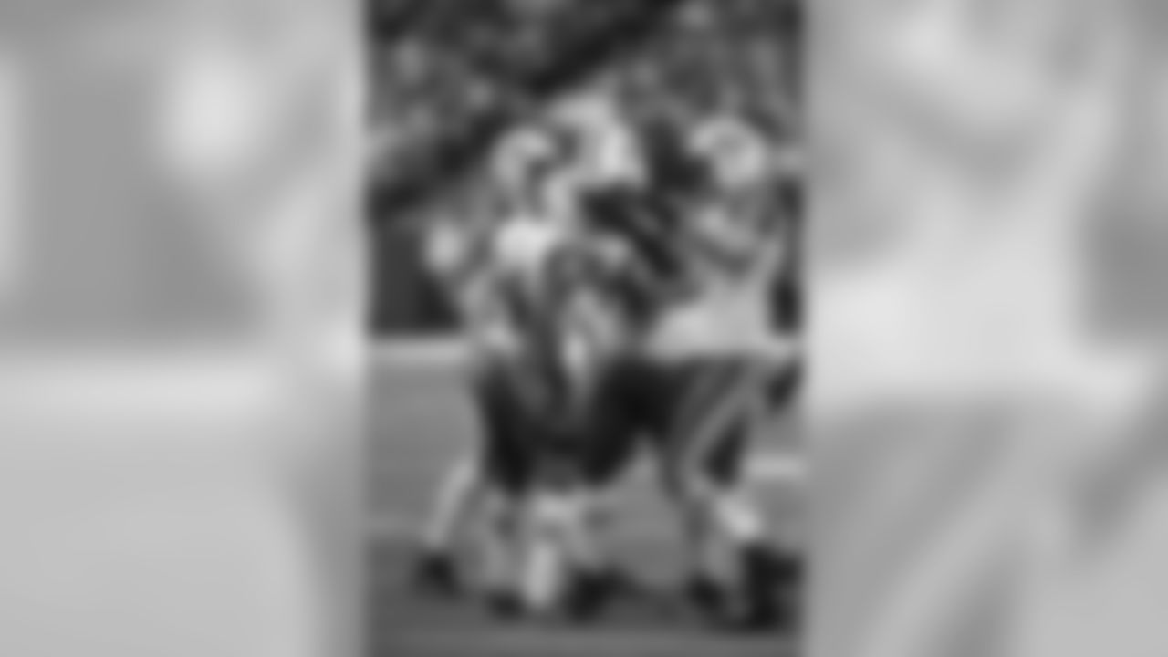 Revis first Fumble Recovery 092115-Al Pereira (10)