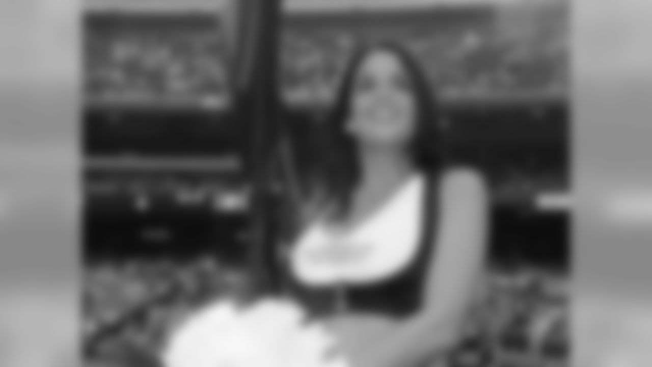 Linda 2009 Flight Crew Member Photos
