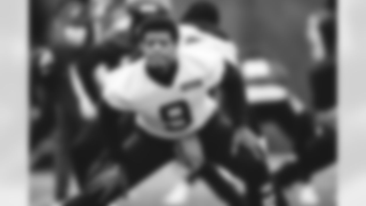 LB Javin White