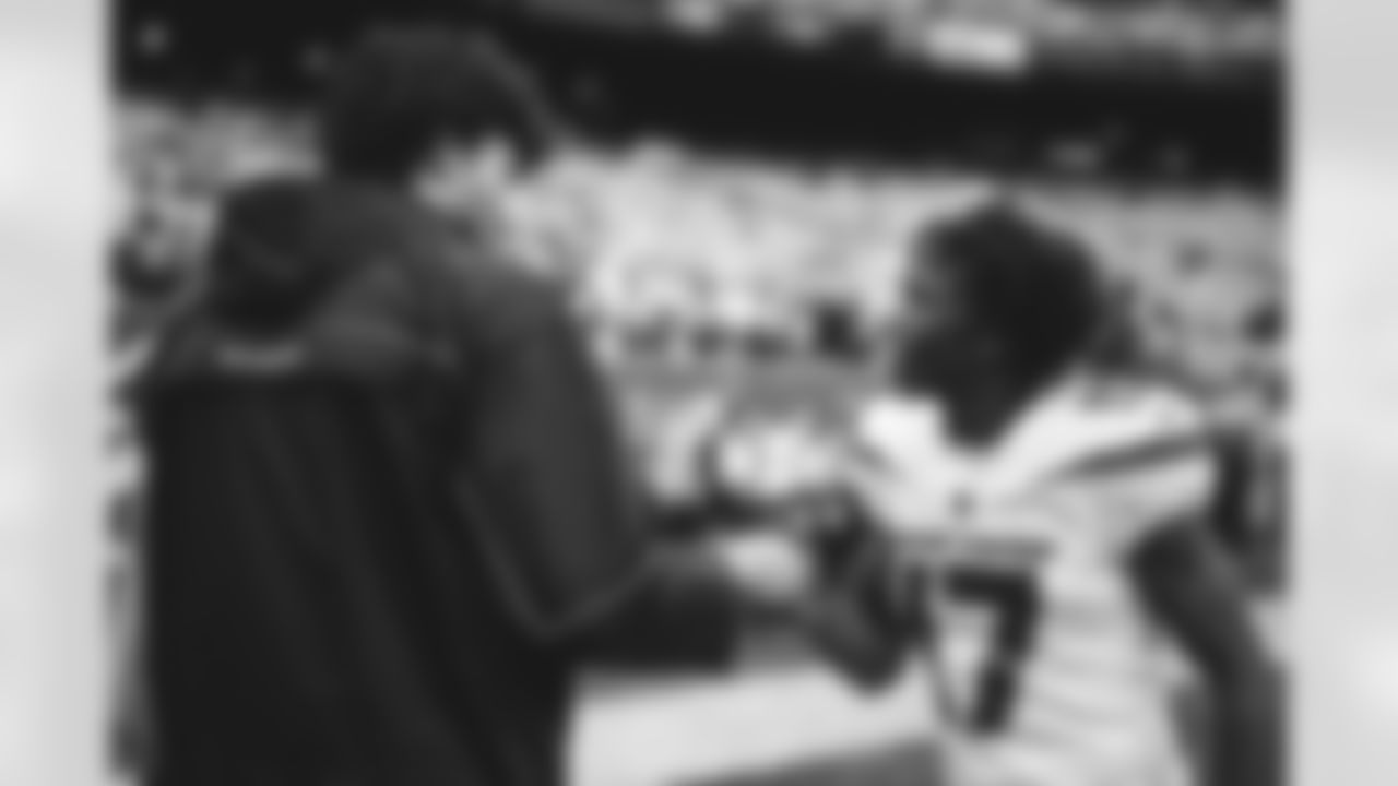 Jericho Sims with WR Garrett Wilson during pregame