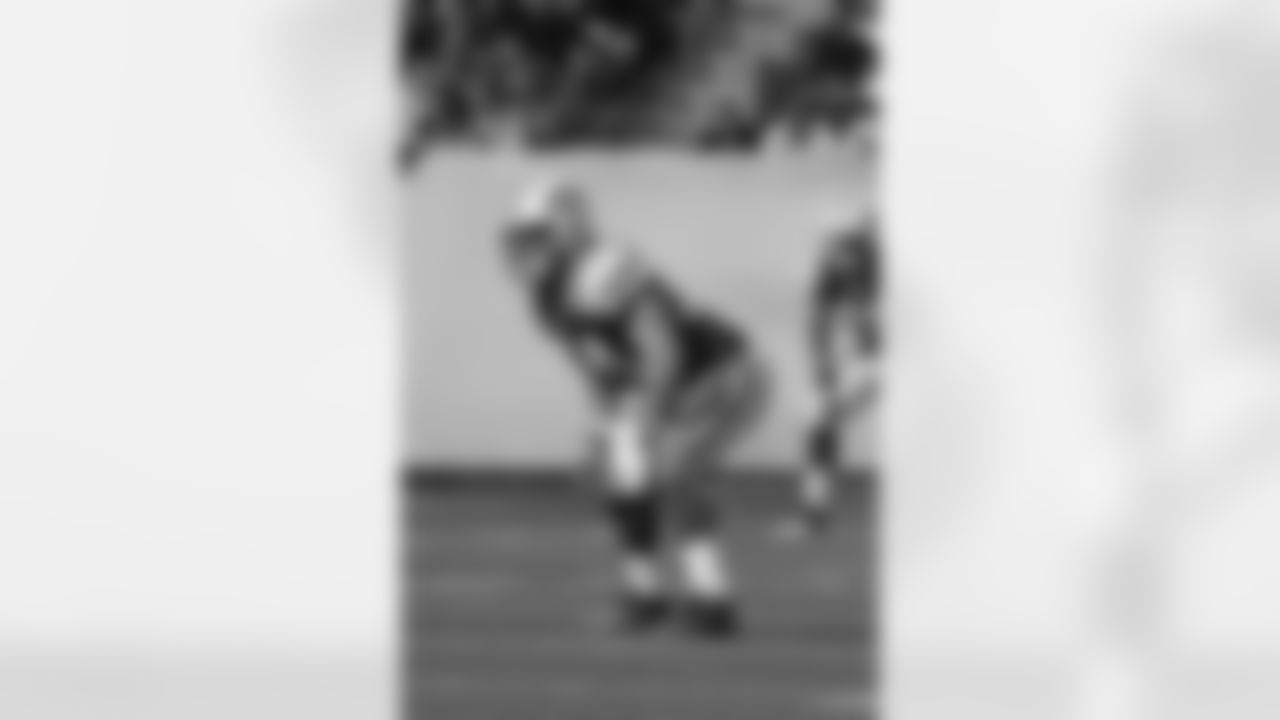 Nick Bellore Photos