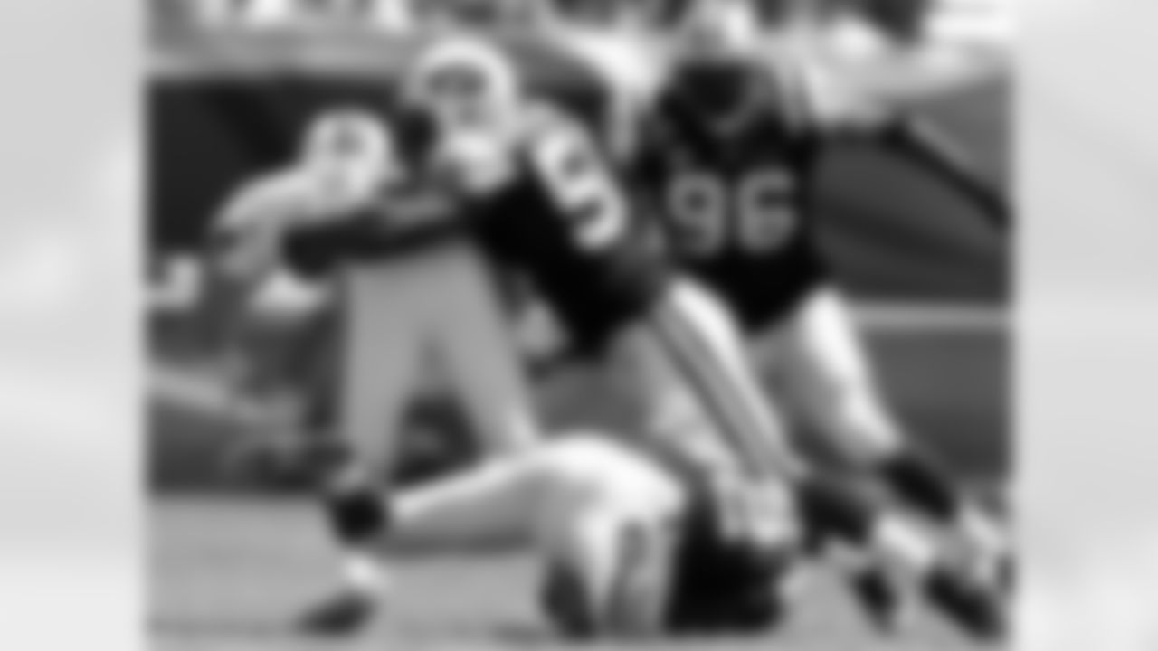 Vernon Gholston Photos