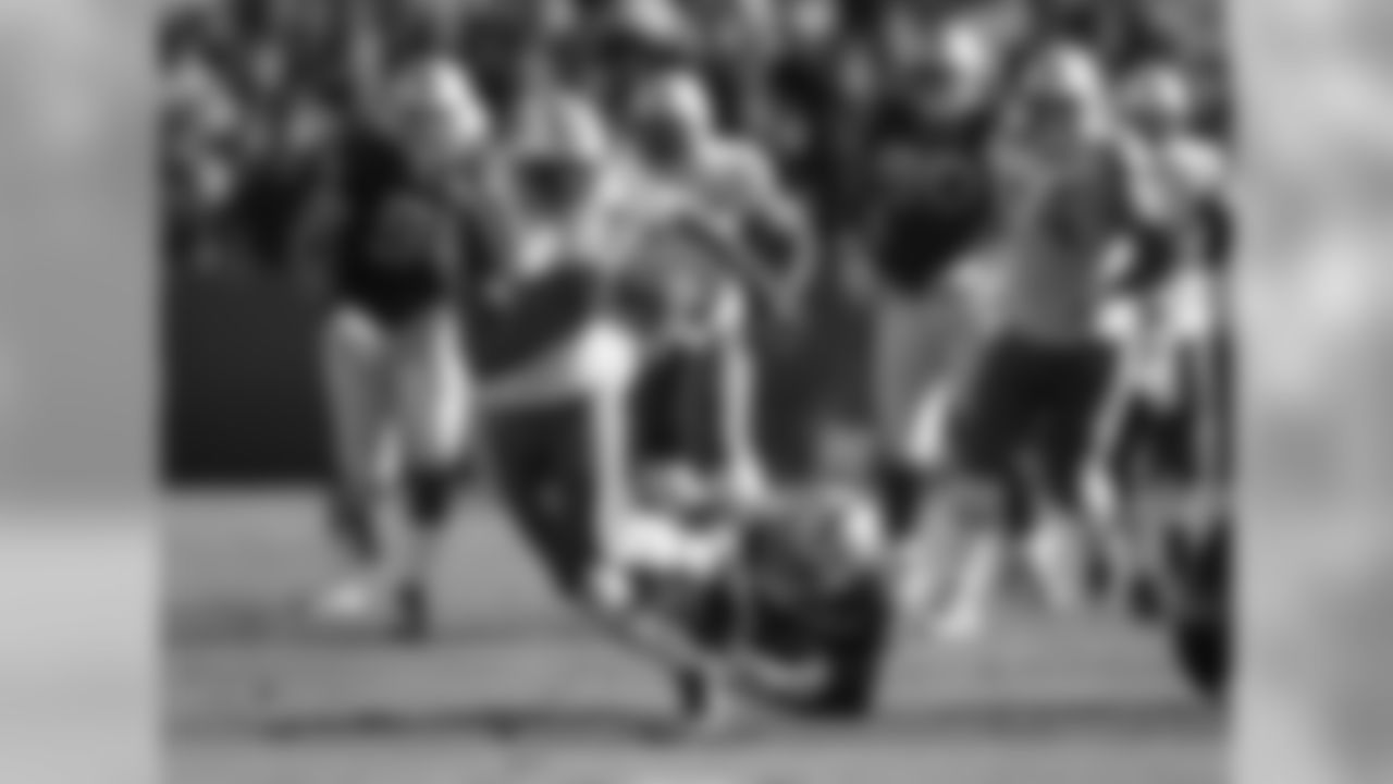 New York Jets wide receiver Brad Smith breaks a tackle by Oakland Raiders linebacker Kirk Morrison in the fourth quarter of their NFL football game in Oakland, Calif., Sunday, Oct. 19, 2008. (AP Photo/Tony Avelar)