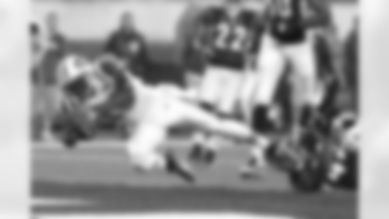 WR Santonio Holmes dives in for a touchdown during a preseason game on 8/21/11.