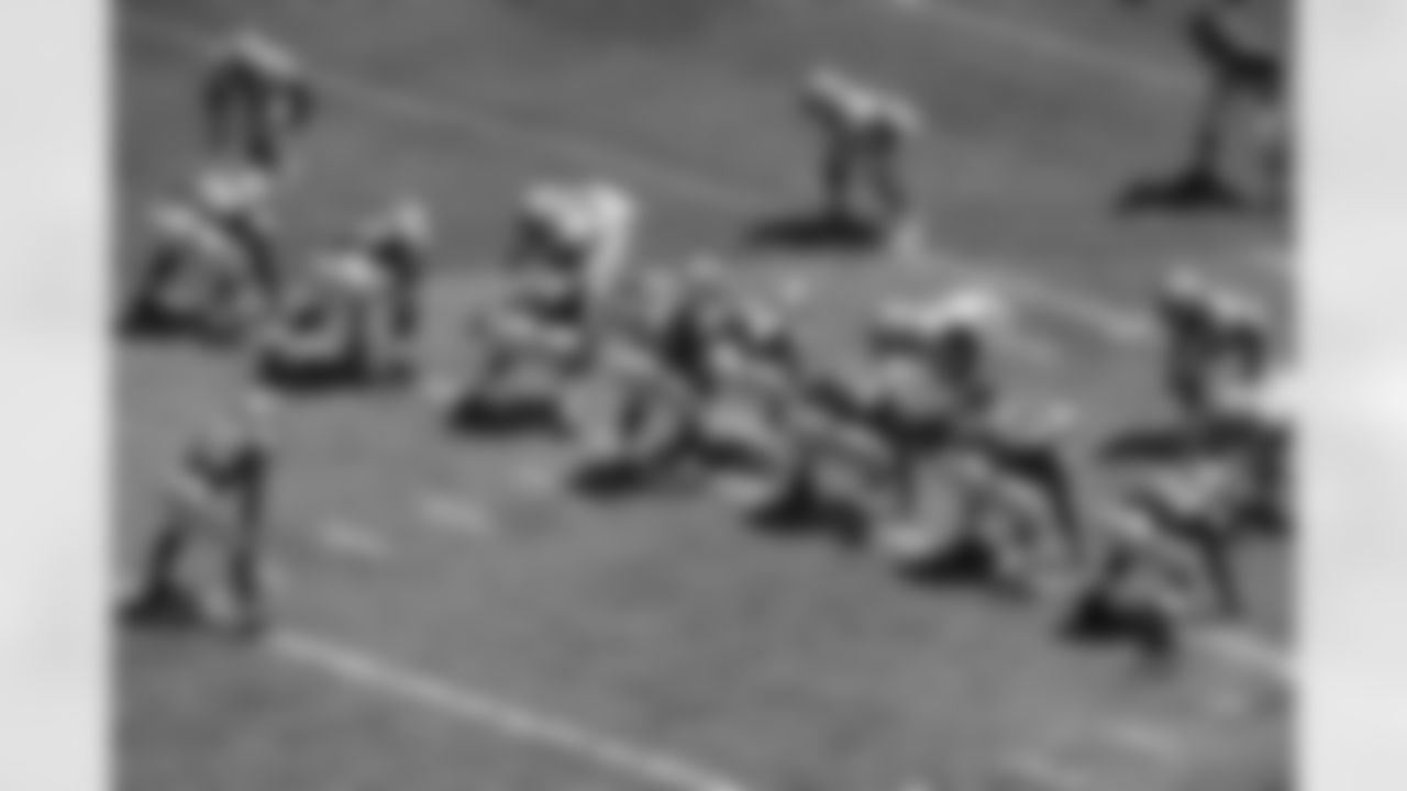 With QB Brett Favre (No. 4) under center and RB Thomas Jones (No. 20) in the backfield, the Jets offense prepares to go to work at Dolphin Stadium on 9/7/08.