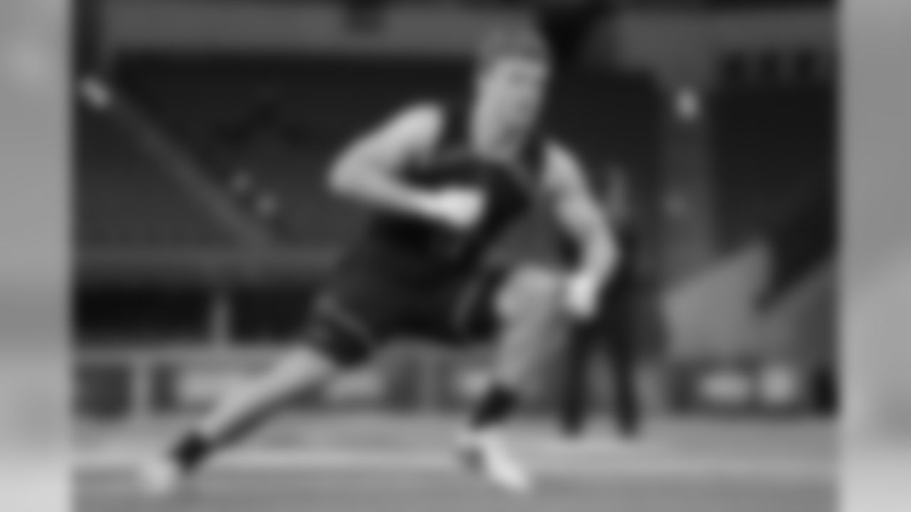Washington linebacker Ben Burr-Kirven runs a drill at the NFL football scouting combine in Indianapolis, Sunday, March 3, 2019. (AP Photo/Michael Conroy)