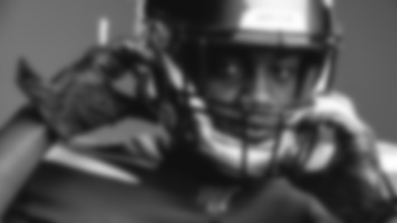 46 Neville Hewitt, LB