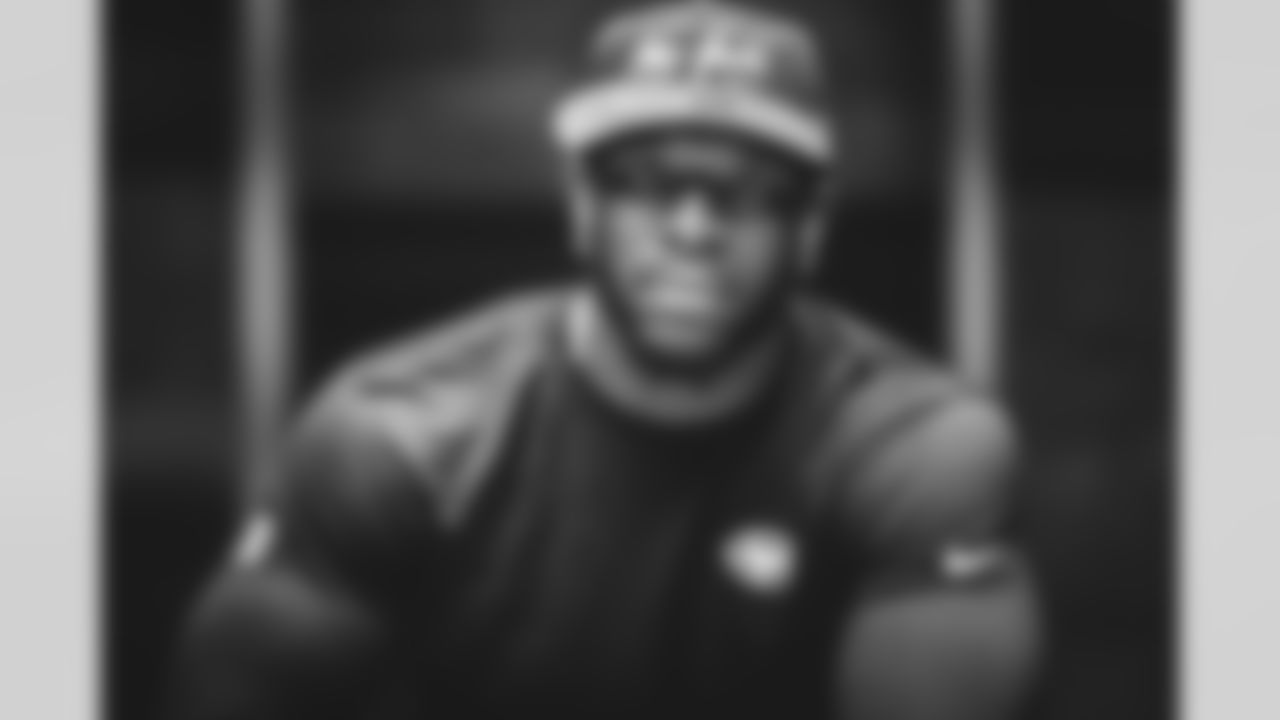 DE Micheal Clemons
