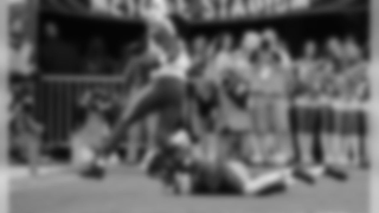 He last played in Week 8 against the Buffalo Bills after suffering a calf injury in the game. Walls is officially listed as probable for Monday's game, and head coach Rex Ryan "felt good" about Walls' chances to play, though maybe not in a starting role. The cornerback competition has continued during practice, according to Ryan: "Let [the corners] compete for it. We're going to play them all and that's why I can't tell you who's starting. I know their names, but I can't tell you exactly who's going to be (starting). Let the week play out and then when we evaluate it as a staff, we'll put the guys that we think have done the best job out there."