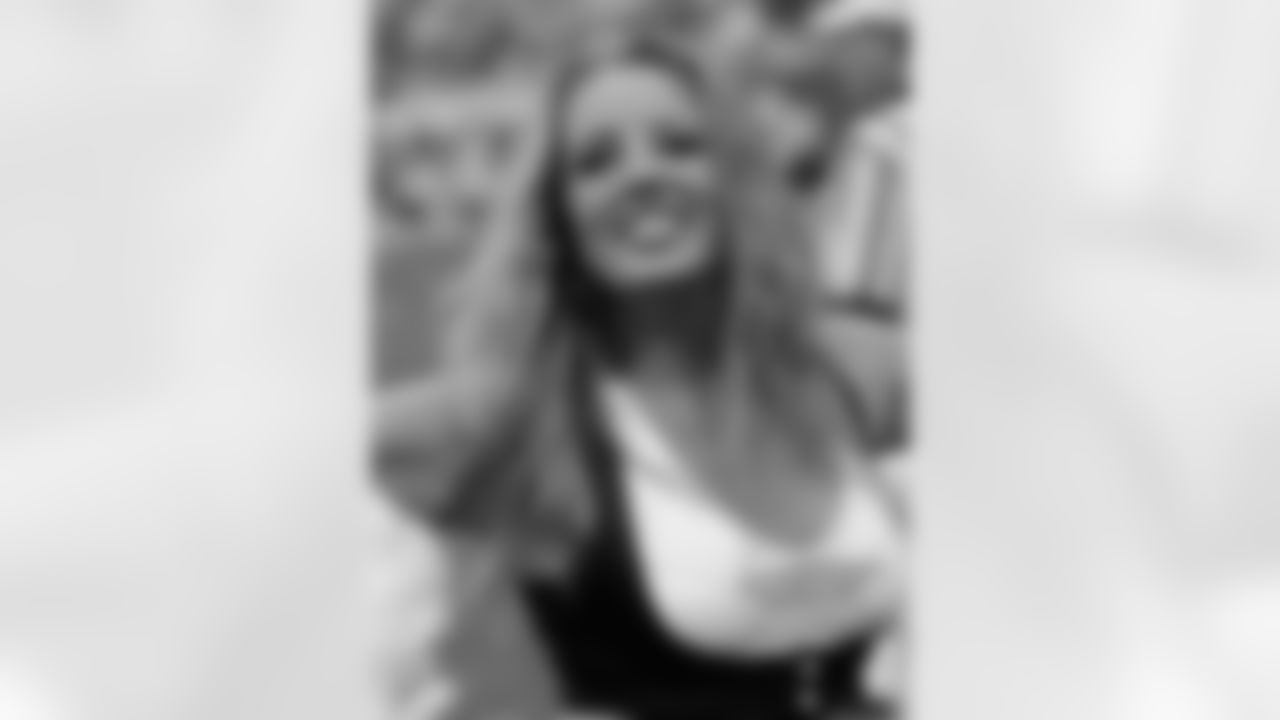 Laura V. 2009 Flight Crew Member Photos