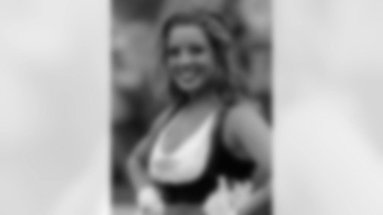 Laura V. 2009 Flight Crew Member Photos