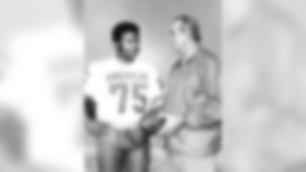 Offensive tackle Winston Hill with Baltimore Colts head coach Don McCafferty at the 1971 Pro Bowl.HillWsidelineI