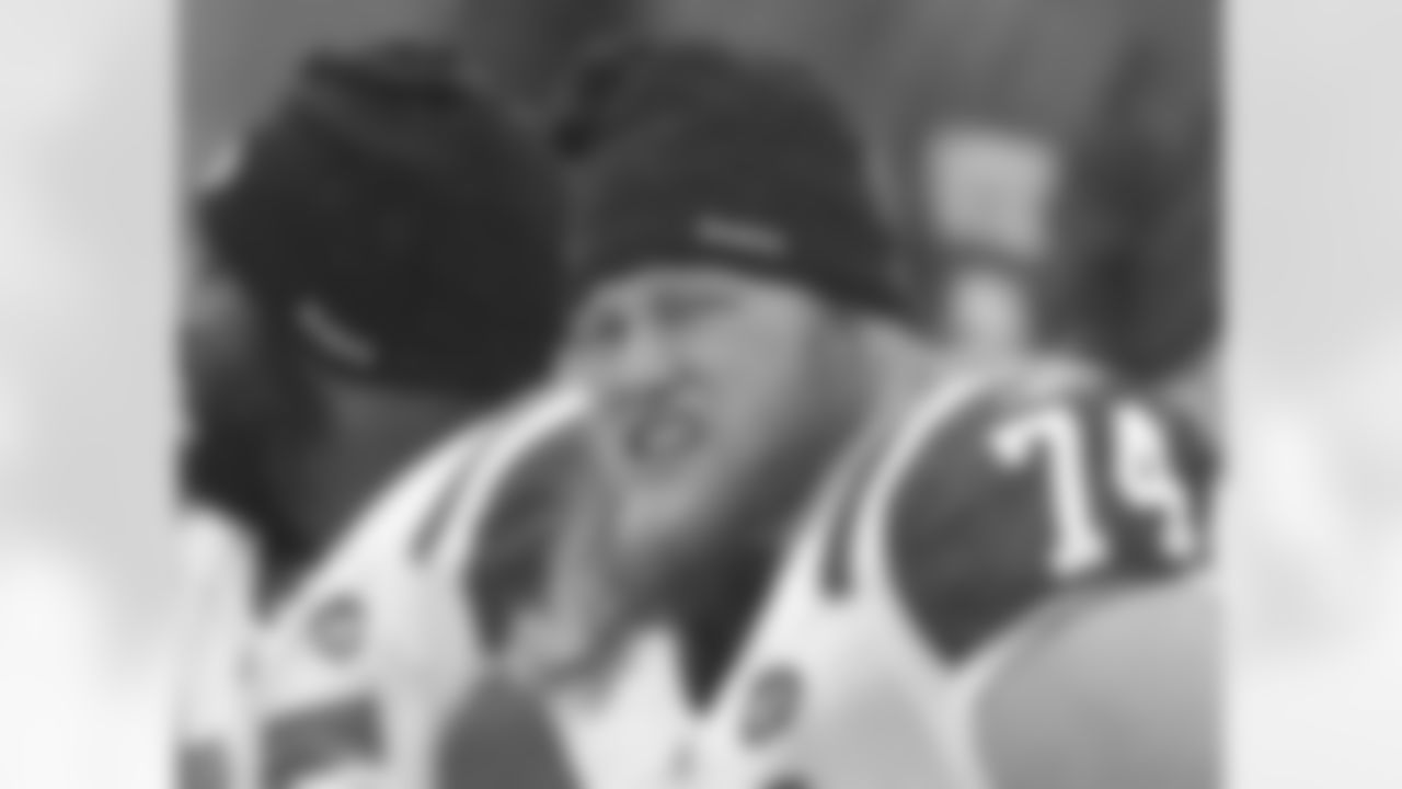 C Nick Mangold's most recent trip to Hawaii was just a bit warmer than this 33-degree day at Chicago four years ago.