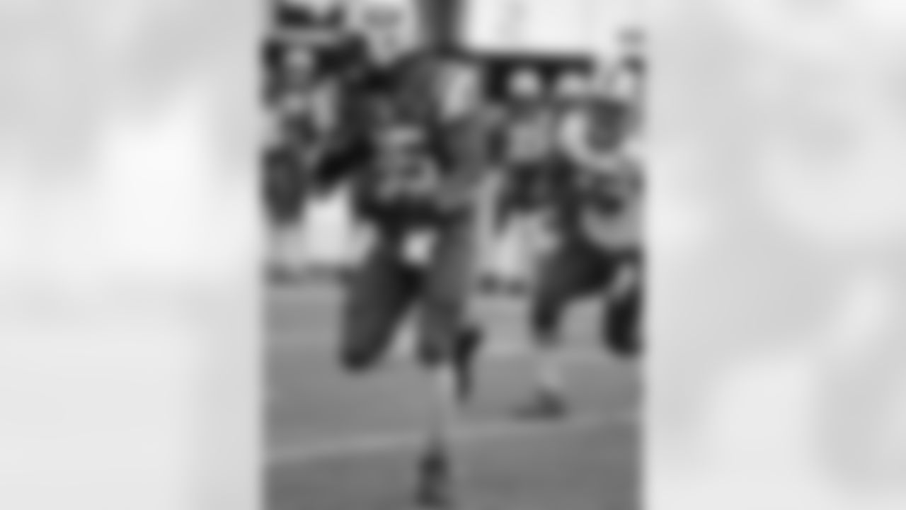 He began his career at Illinois as a tight end, but switched to wide receiver during his sophomore season.