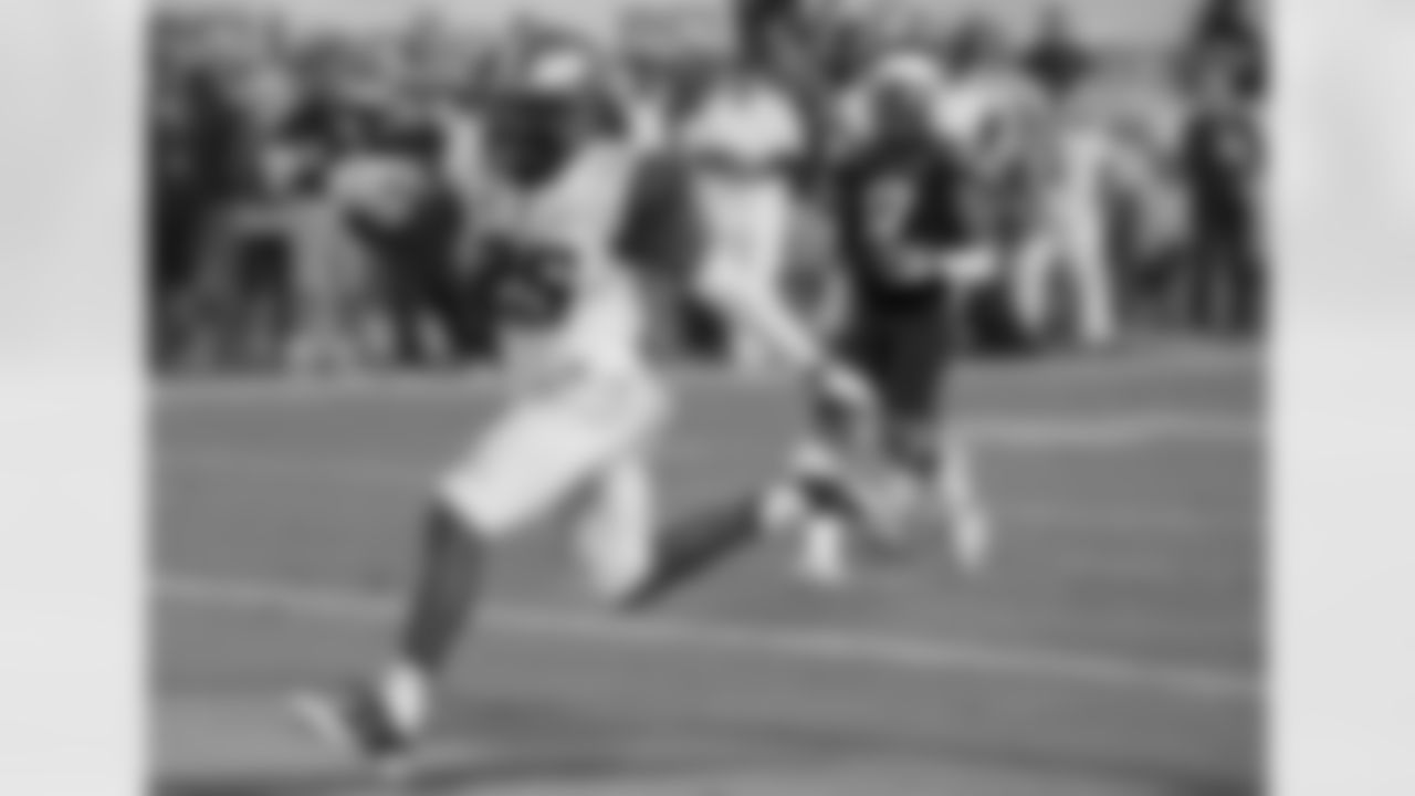 16 consecutive 100-yard games