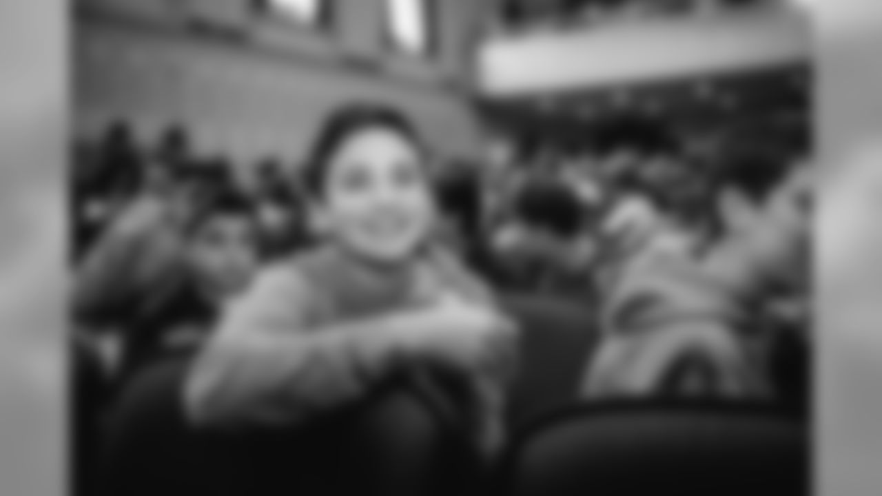 E_Sarah__85A6602