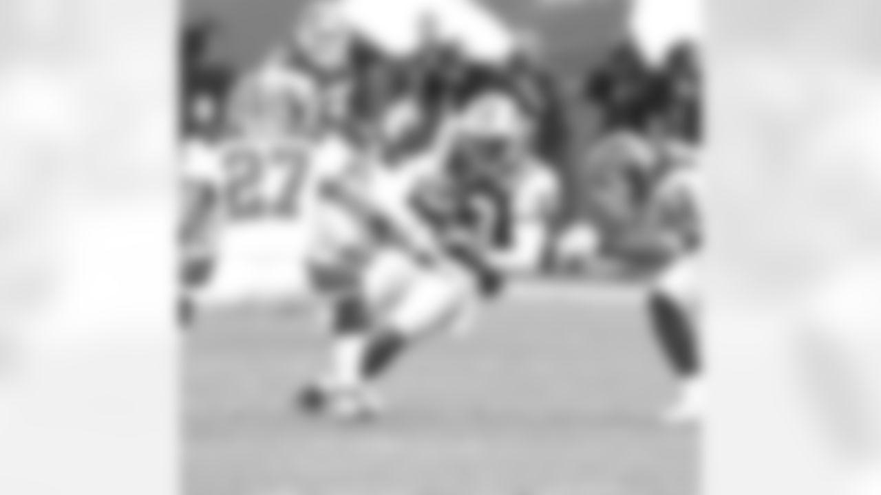 Seen here spinning out of trouble, WR Santana Moss contributed to the Jets 31-13 win over the Bills on 11/24/02 at the Meadowlands.
