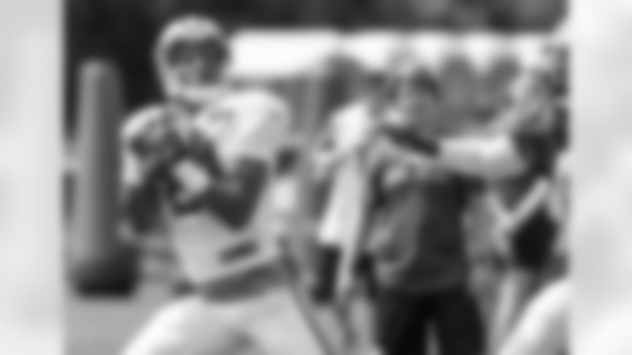 Fourth-round pick WR Shaq Evans hauled in a long ball thrown by fellow rookie QB Tajh Boyd during Saturday's practice, which received plenty of recognition from fans in attendance. QB Geno Smith called the play "phenomenal" after practice.