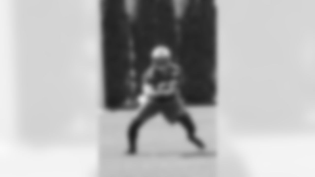 LB Erin Henderson