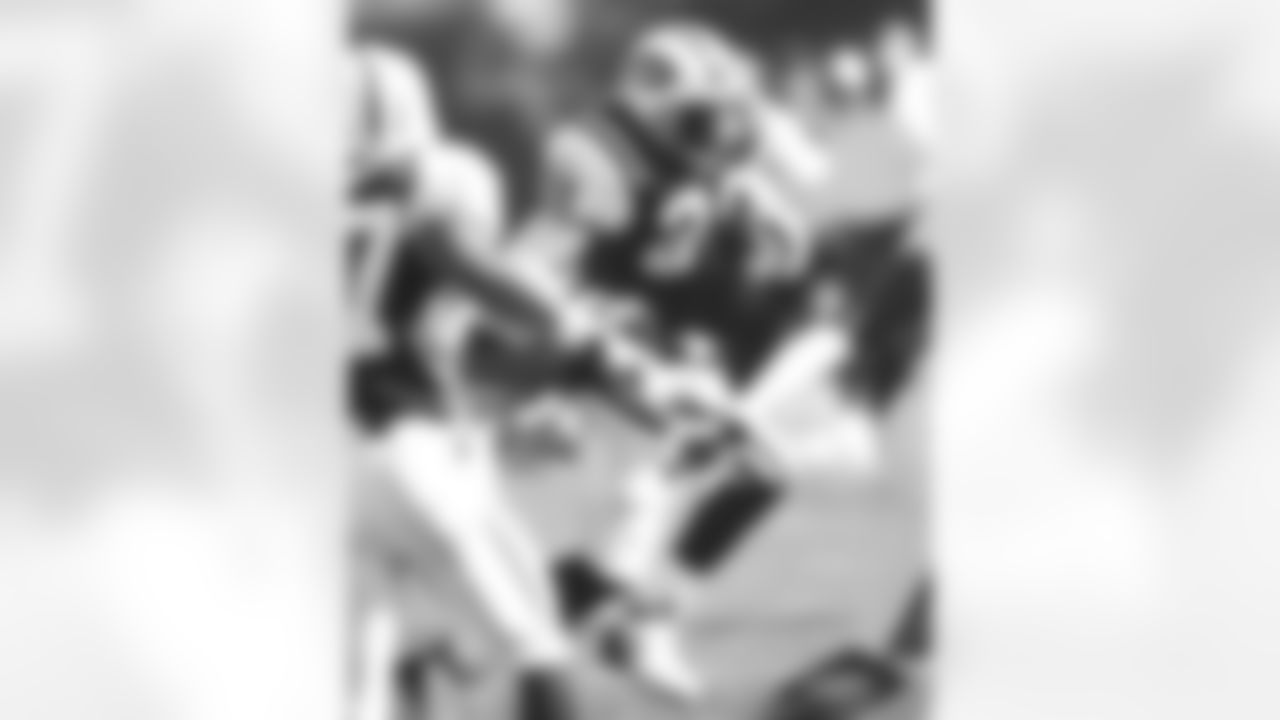 HOF RB Curtis Martin attempts to break an arm tackle on a sweep left during a 24-0 Green & White victory over the Dolphins on 11/18/01 at Pro Player Stadium.