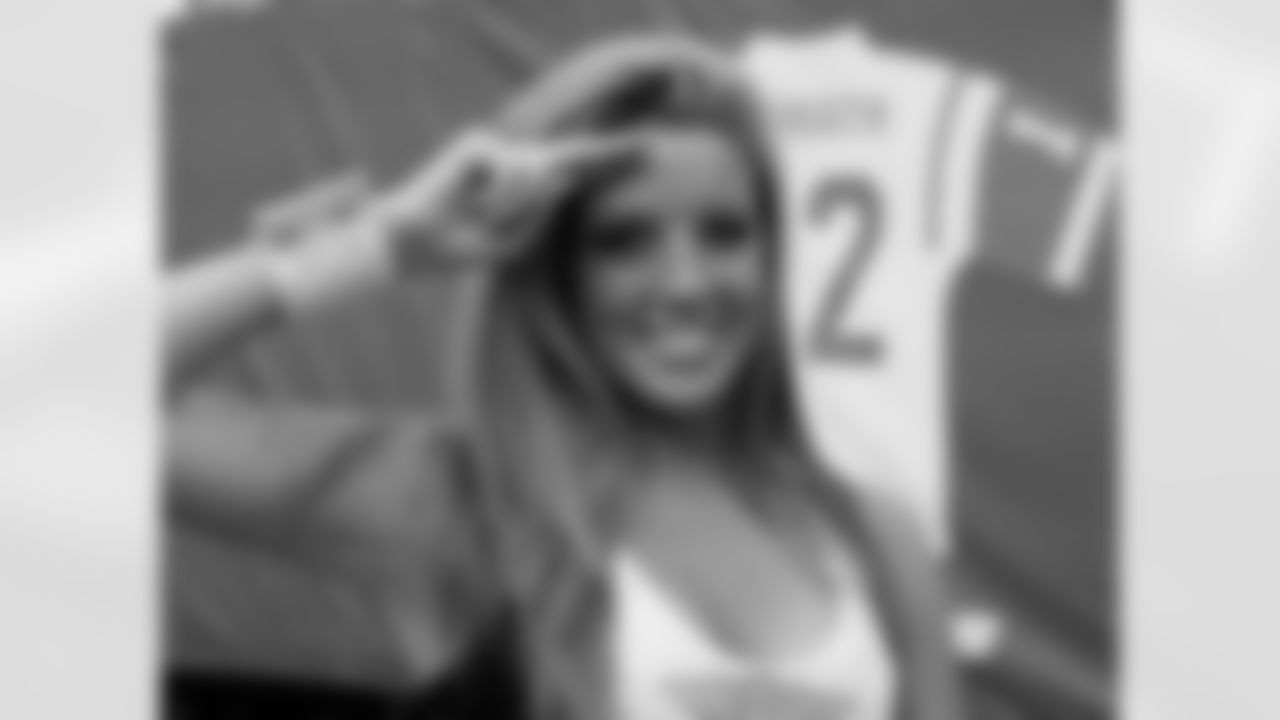 Laura V. 2009 Flight Crew Member Photos
