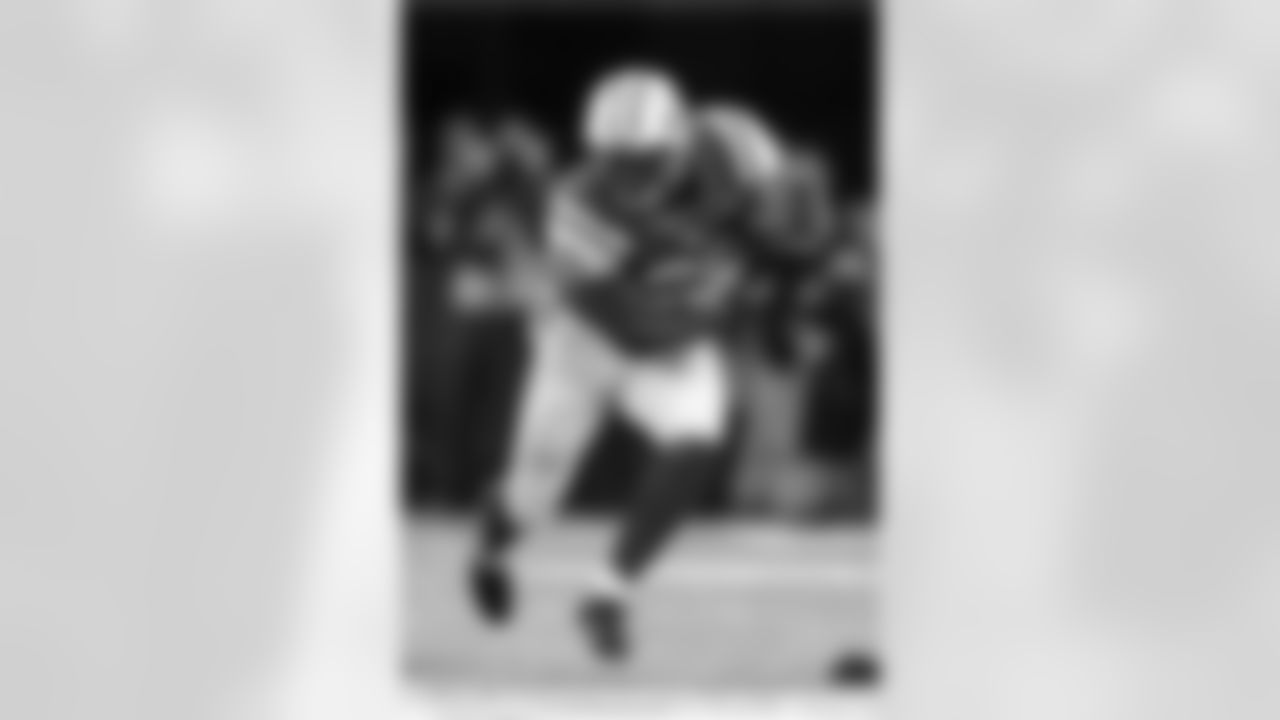 Bilal Powell owns a diversified skill set. Possessing good hands out of the backfield and proving durable as a blocker, the 5'10", 204-pound Powell averaged 4.3 yards a carry in 2014. In 2013, Powell established career bests in rush yards (697), receiving yards (272) and receptions (36).