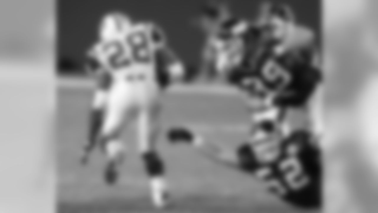 Jets running back Curtis Martin (28) takes off on an 80-yard touchdown run in the second quarter of a preseason game. Giants tackle Christian Peter (99) and linebacker Scott Galyon (52) attempt to stop Martin.