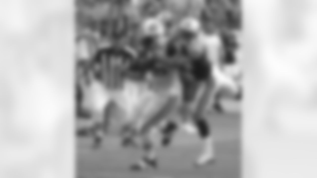TE Chris Baker hauls in a catch during the Jets' season-opening 23-16 win at Tennessee on 9/10/06. His TD in the game proved to be the difference.