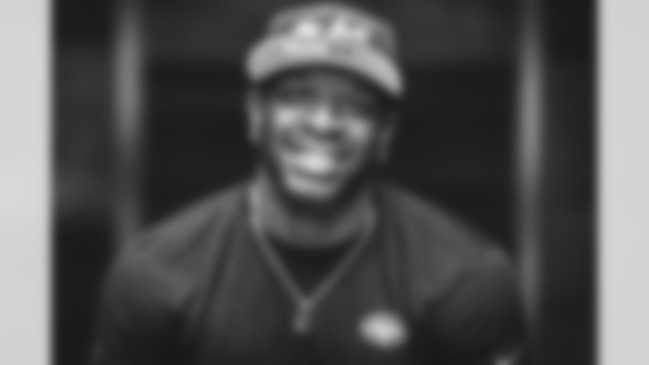 DE Micheal Clemons