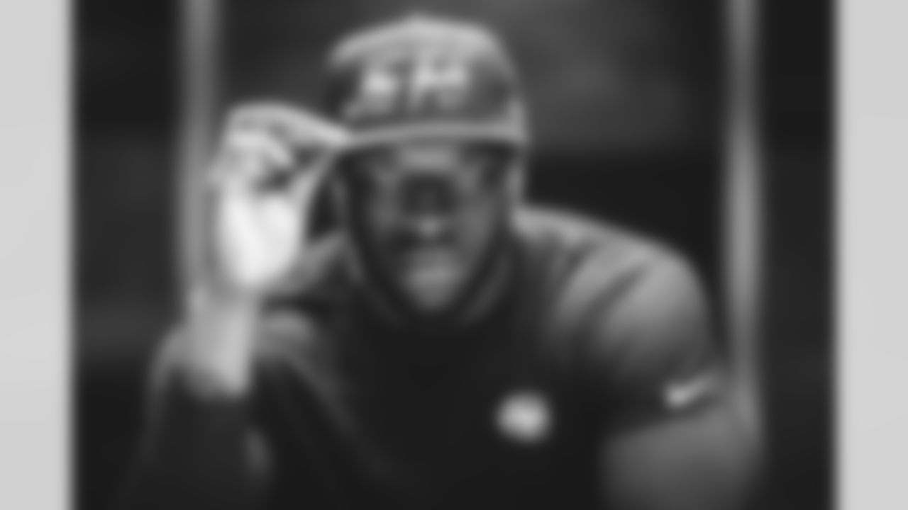 DE Micheal Clemons