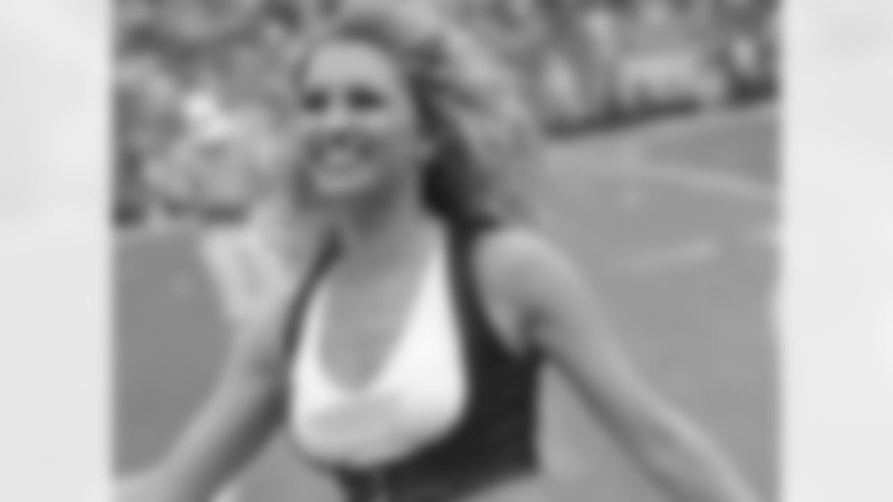 Jennifer 2009 Flight Crew Member Photos