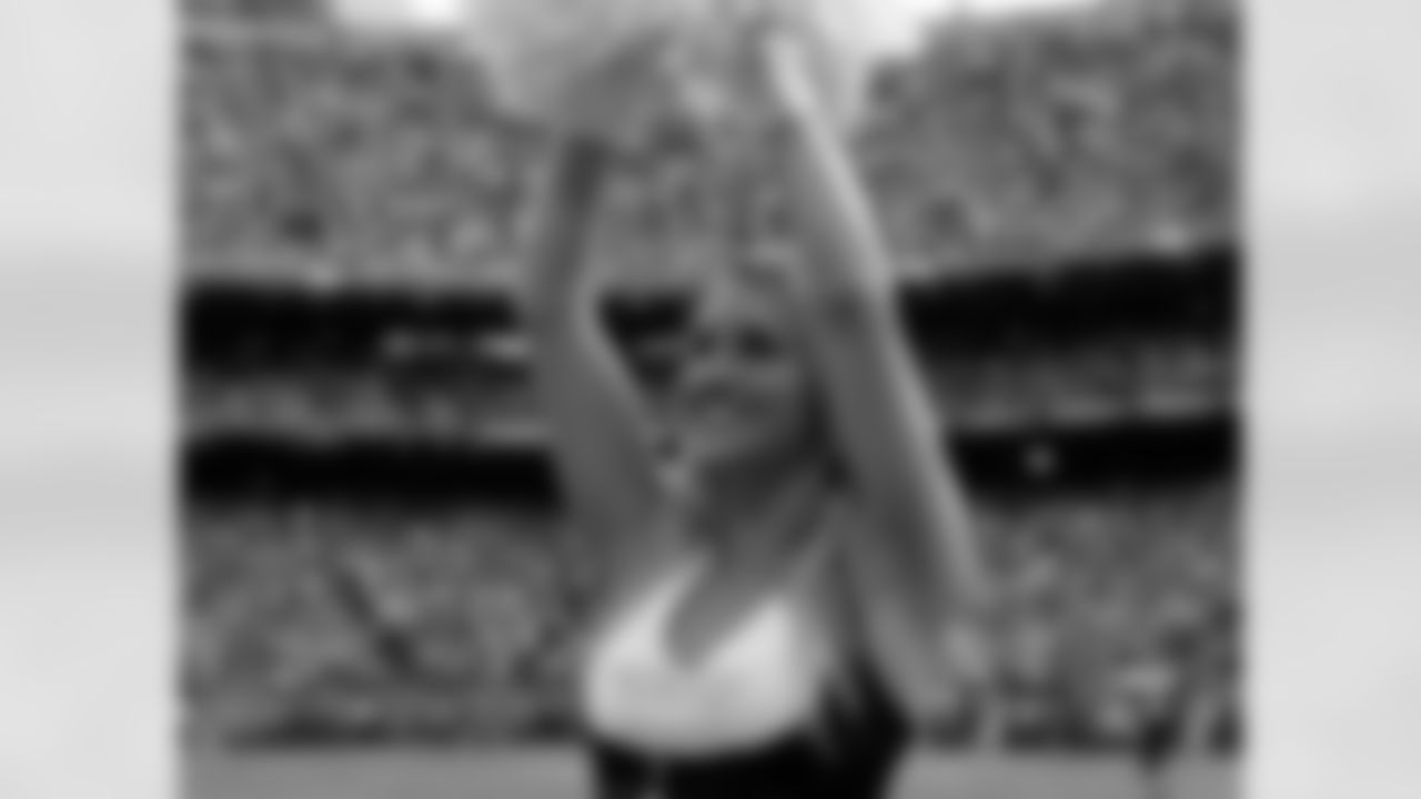 Jennifer 2009 Flight Crew Member Photos