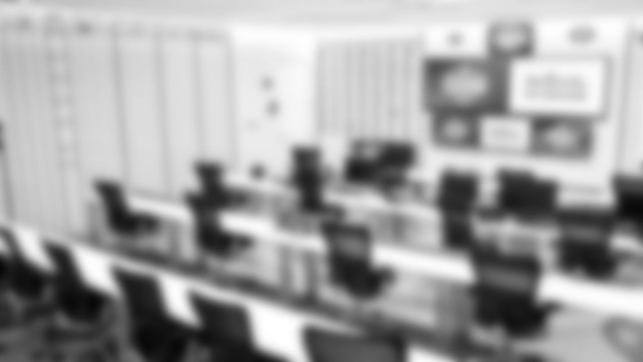 DSC00028-draft-room-thumb