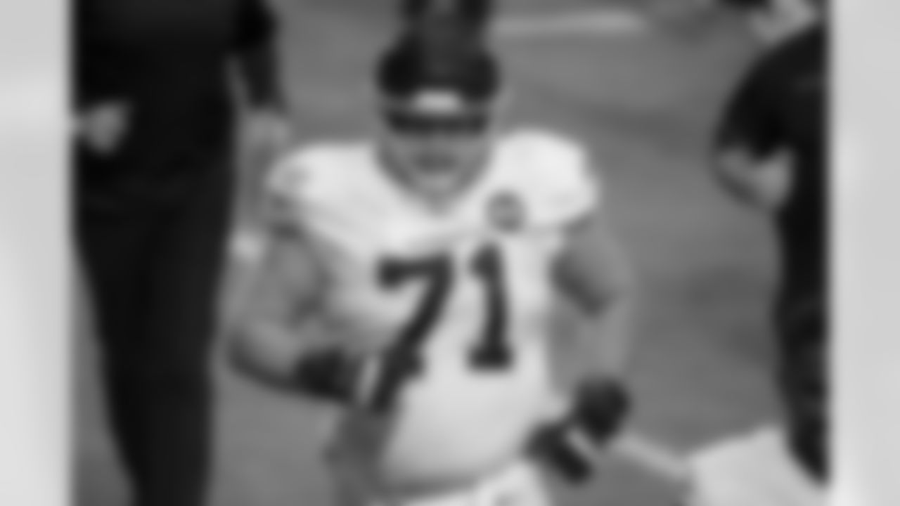 Washington Football Team offensive guard Wes Schweitzer (71) runs to the locker room at half time during an NFL football game against the San Francisco 49ers, Sunday, Dec. 13, 2020, in Glendale, Ariz. (AP Photo/Jennifer Stewart)