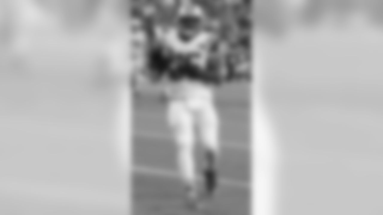 TE Jeff Cumberland scored his first touchdown of the season against the Patriots and it couldn't have come in a bigger moment. The score pulled the Jets to within a two-point conversion of the Patriots. Look for Cumberland to get more involved in the offense this week.