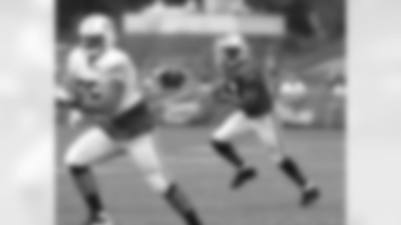 Geno Smith Runs Behind Oday Aboushi in Training Camp