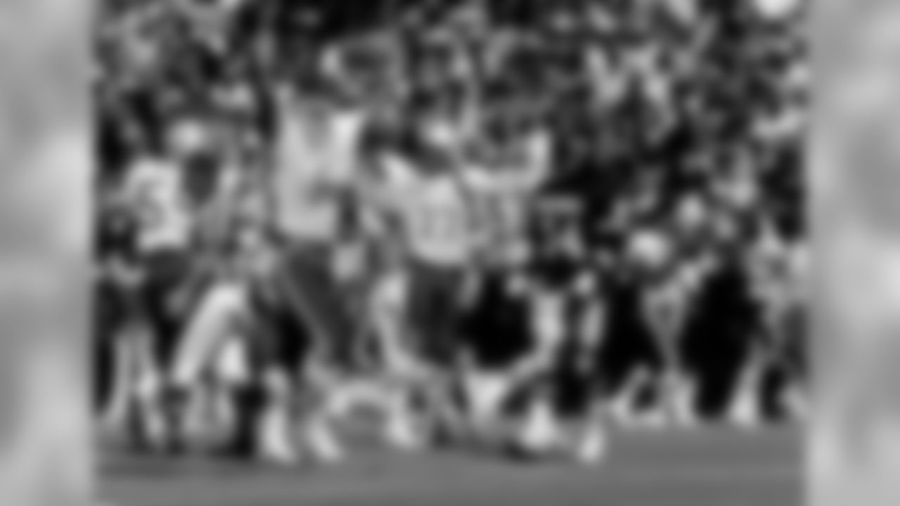 New York Jets defensive end Mark Gastineau (99) celebrates a sack during the NFL Pro Bowl, a 22-14 AFC victory on January 27, 1985, at Aloha Stadium in Honolulu, Hawaii. (AP Photo/NFL Photos)