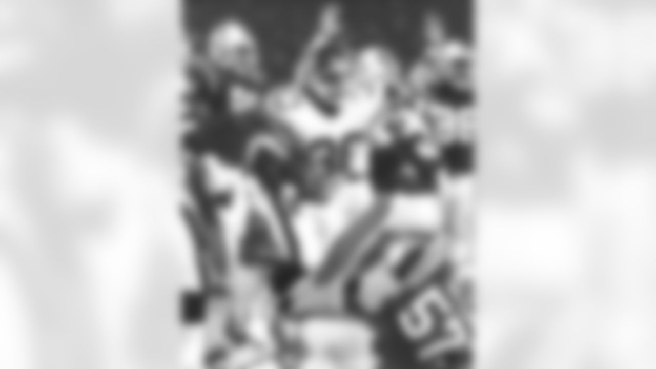FB Nuu Faaola celebrates a touchdown run during the Jets' 43-24 victory on 9/21/87.