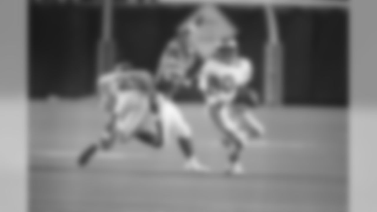 Philadelphia Eagles wide receiver Cris Carter, right, scrambles to get away from New York Jets cornerback James Hasty during the first quarter of NFL pre-season action from Veterans Stadium in Philadelphia, Aug. 6, 1988. (AP Photo/Charles Krupa)
