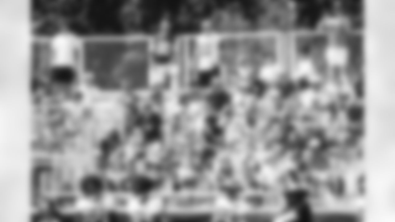 E_SNY27827