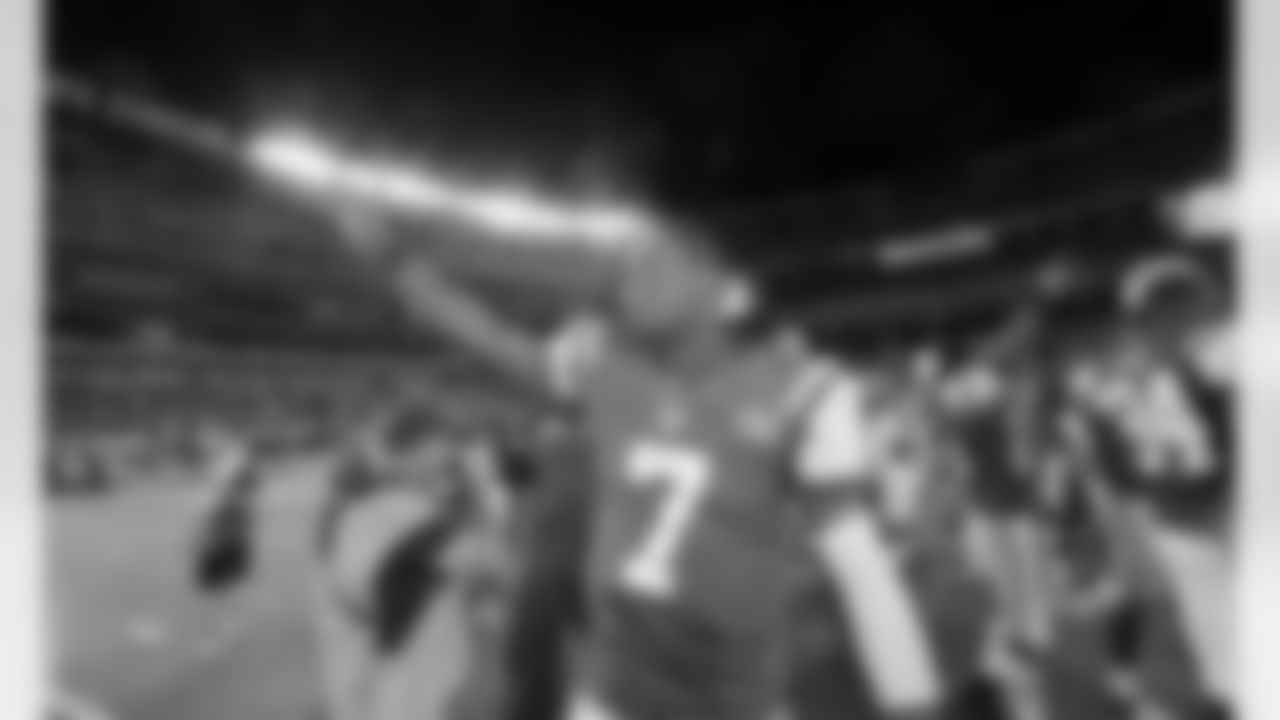 QB Geno Smith salutes the MetLife Stadium crowd after our 27-20 win over our division rival Buffalo Bills.