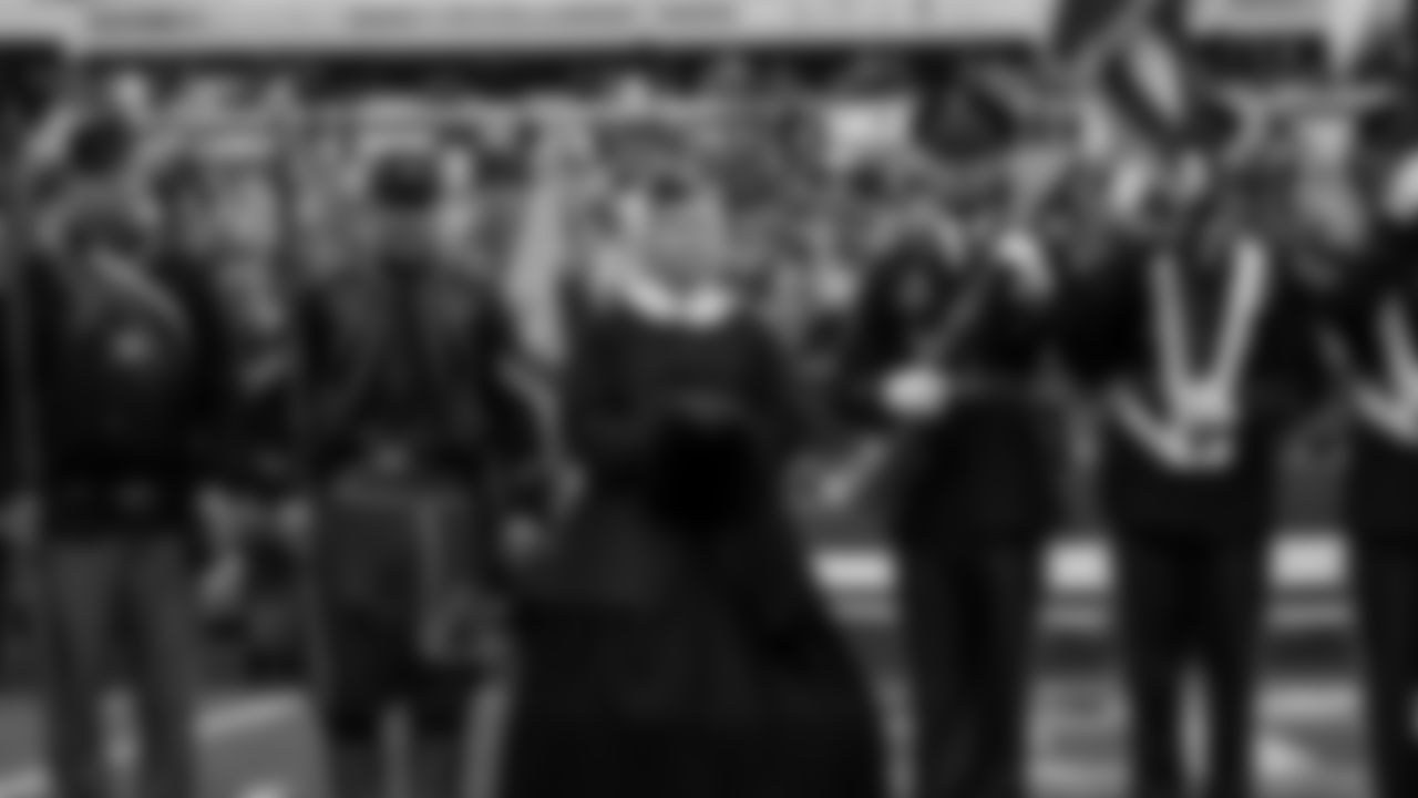 30-SALUTE_TO_SERVICE_111019_GR_160