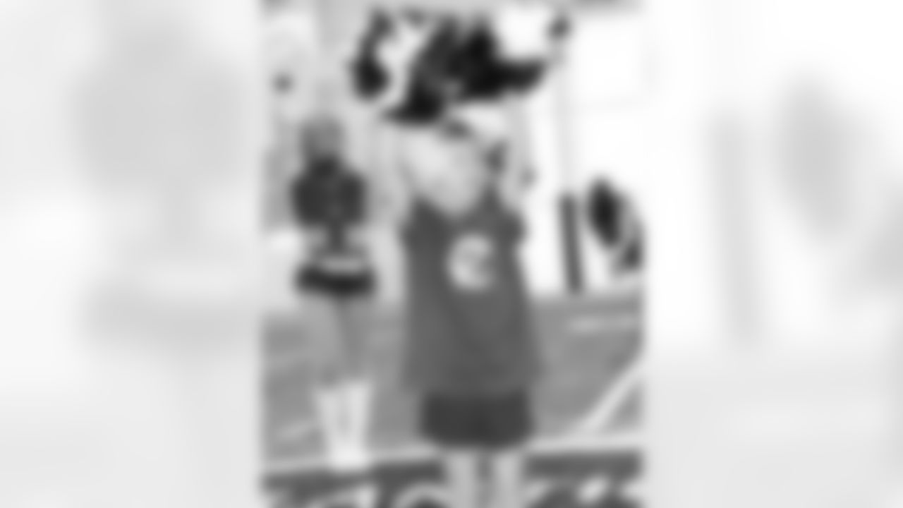2010 NY Jets Junior Flight Crew Photo Shoot