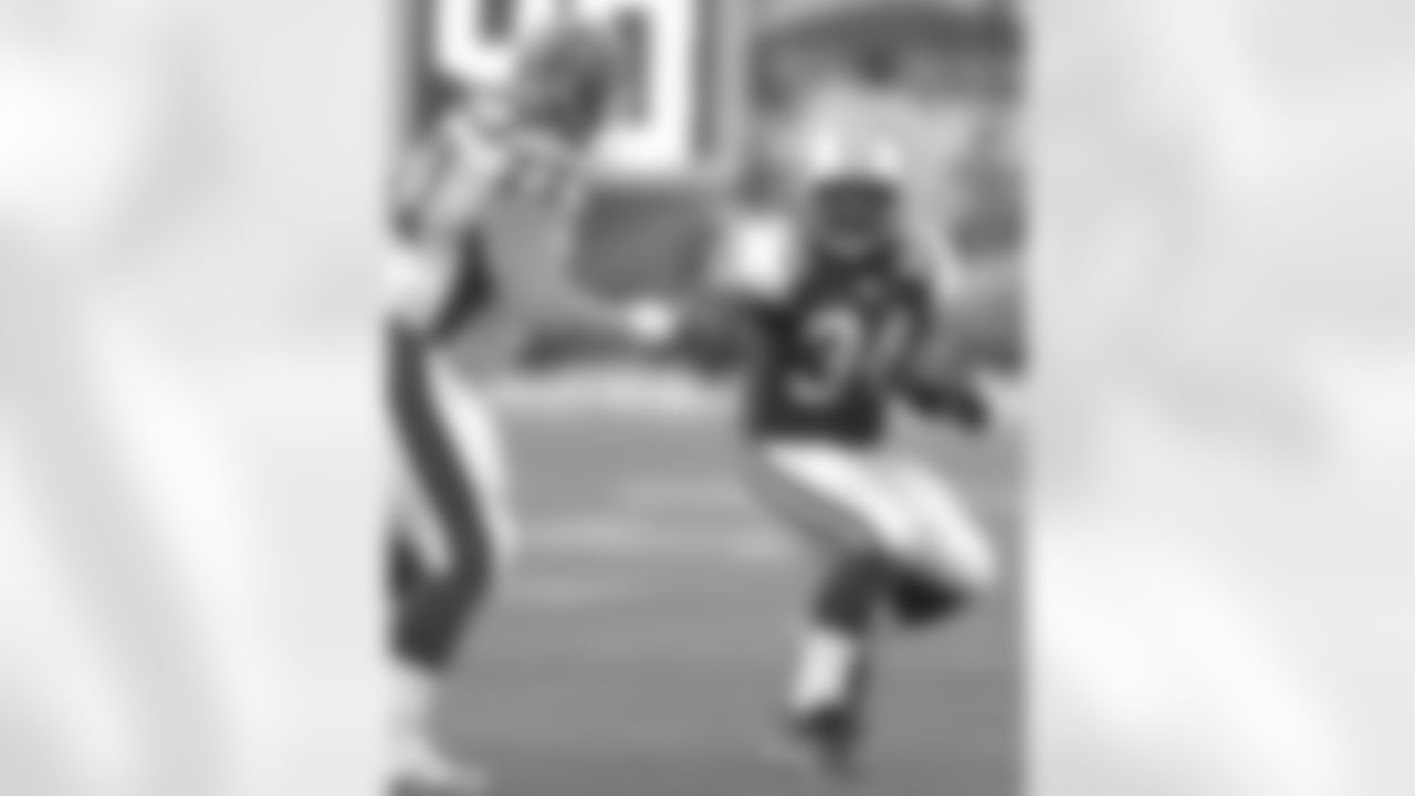 New York Jets rookie running back, Cedric Houston during to the Jets? 30-26 victory over the Buffalo Bills at the Meadowlands on Sunday January 1, 2006. Houston ran for 55 yards and a touchdown. HoustonCActionXXX
