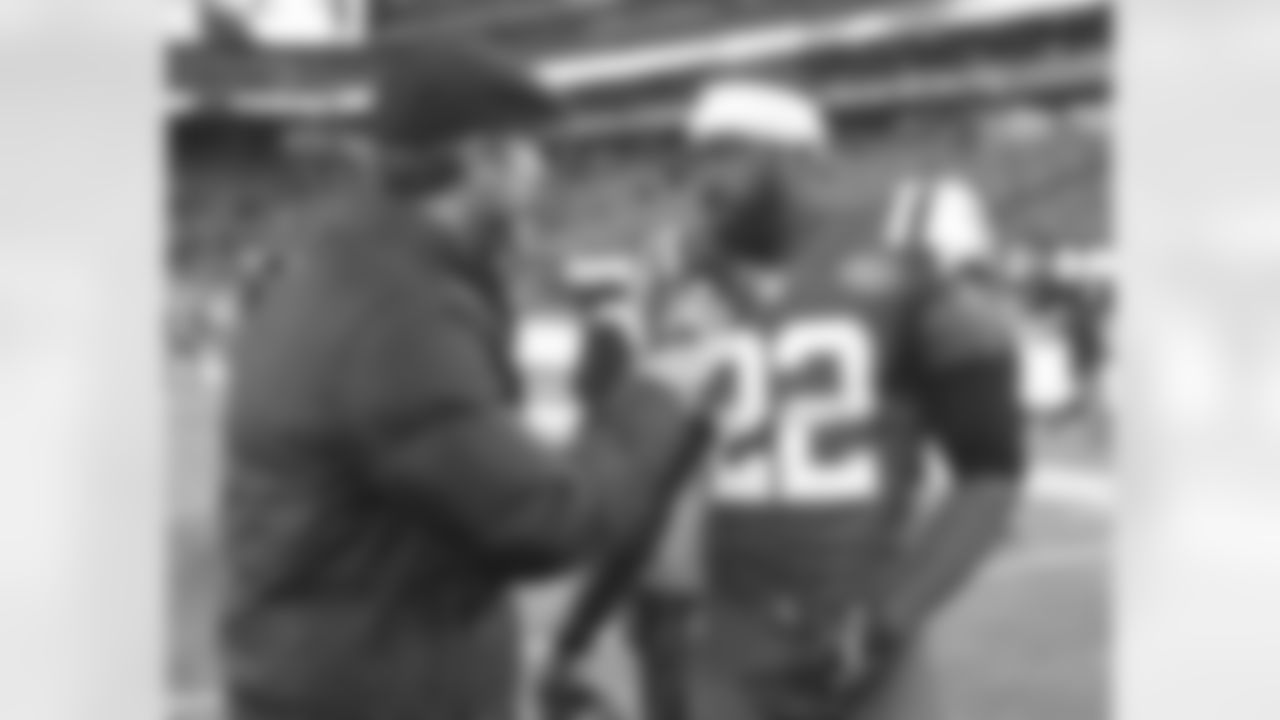 Senior Reporter Eric Allen interviews S Ed Reed after the Jets 37-27 victory. Reed secured his first INT as a Jet, and he now has at least one pick in each of his 12 NFL seasons.