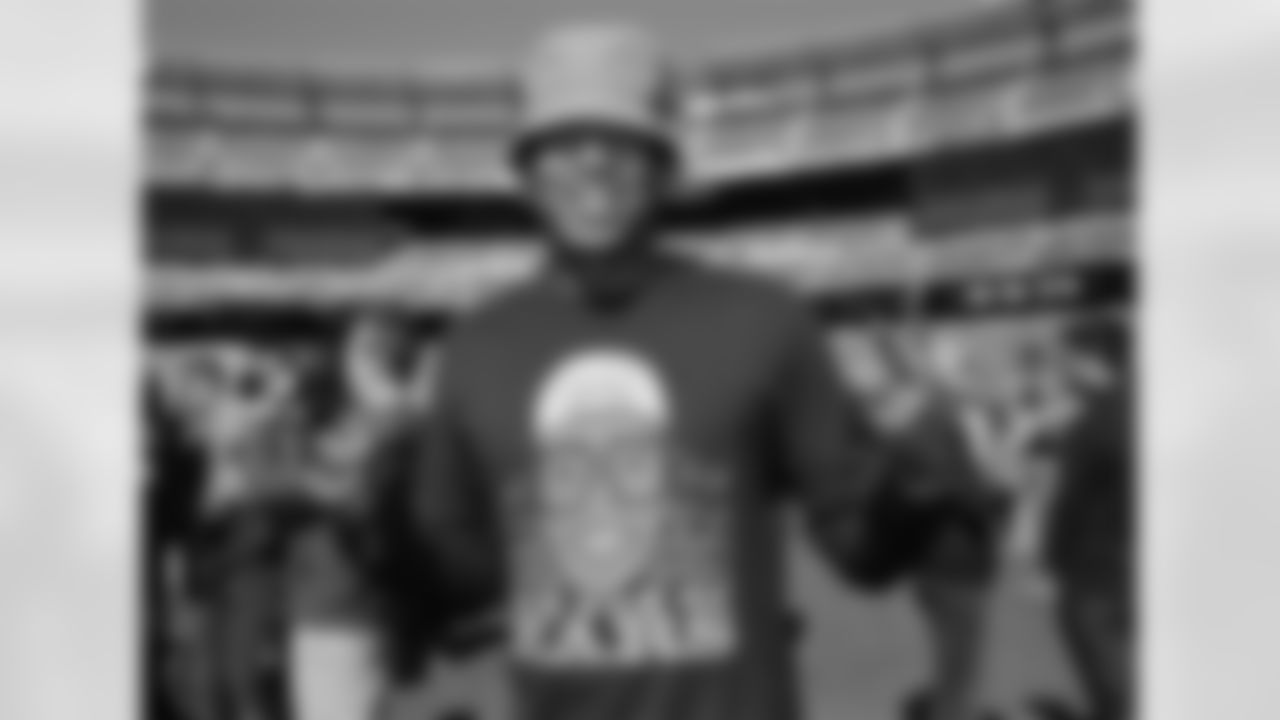 "Las Vegas" star James Lesure enjoyed his Sunday afternoon at MetLife Stadium to watch the Jets take on the Broncos.