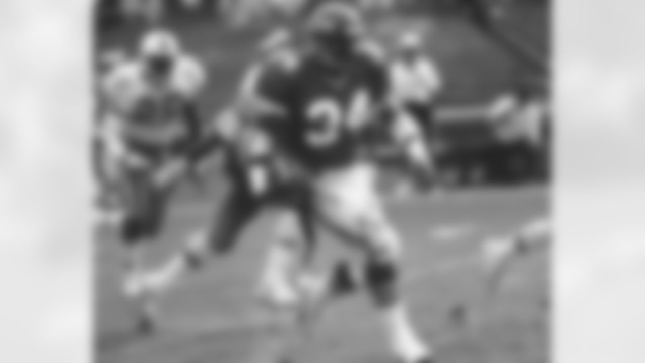 RB Johnny Hector carries the football during a Jets-Dolphins game in the late '80s.