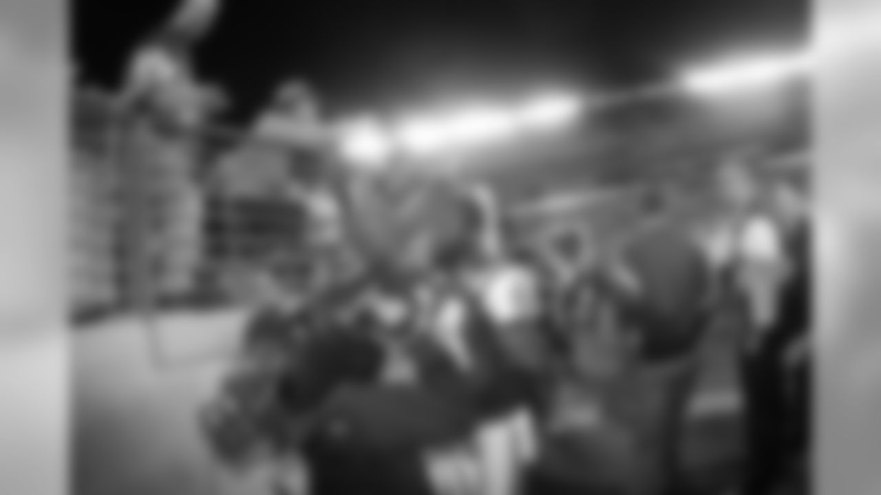 Revis & fans (1)