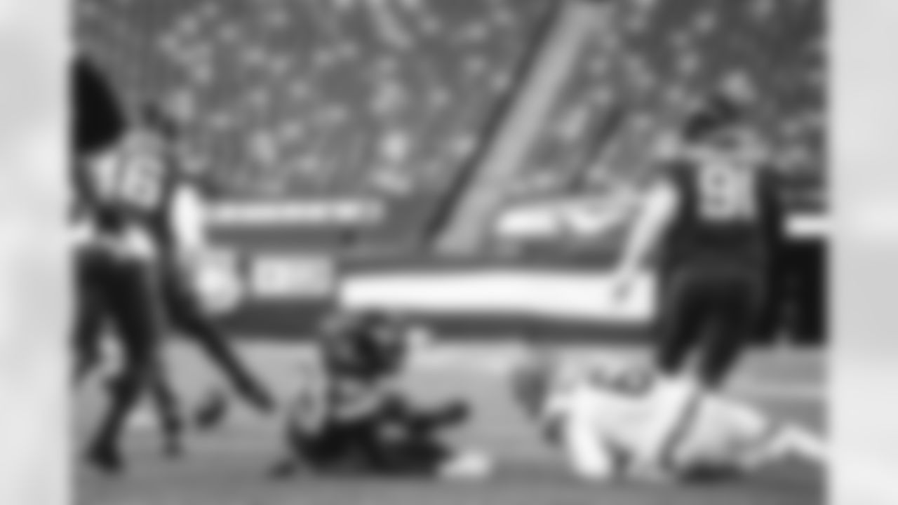 New York Jets Line Backer Tarell Basham forces Browns QB Baker Mayfield to fumble